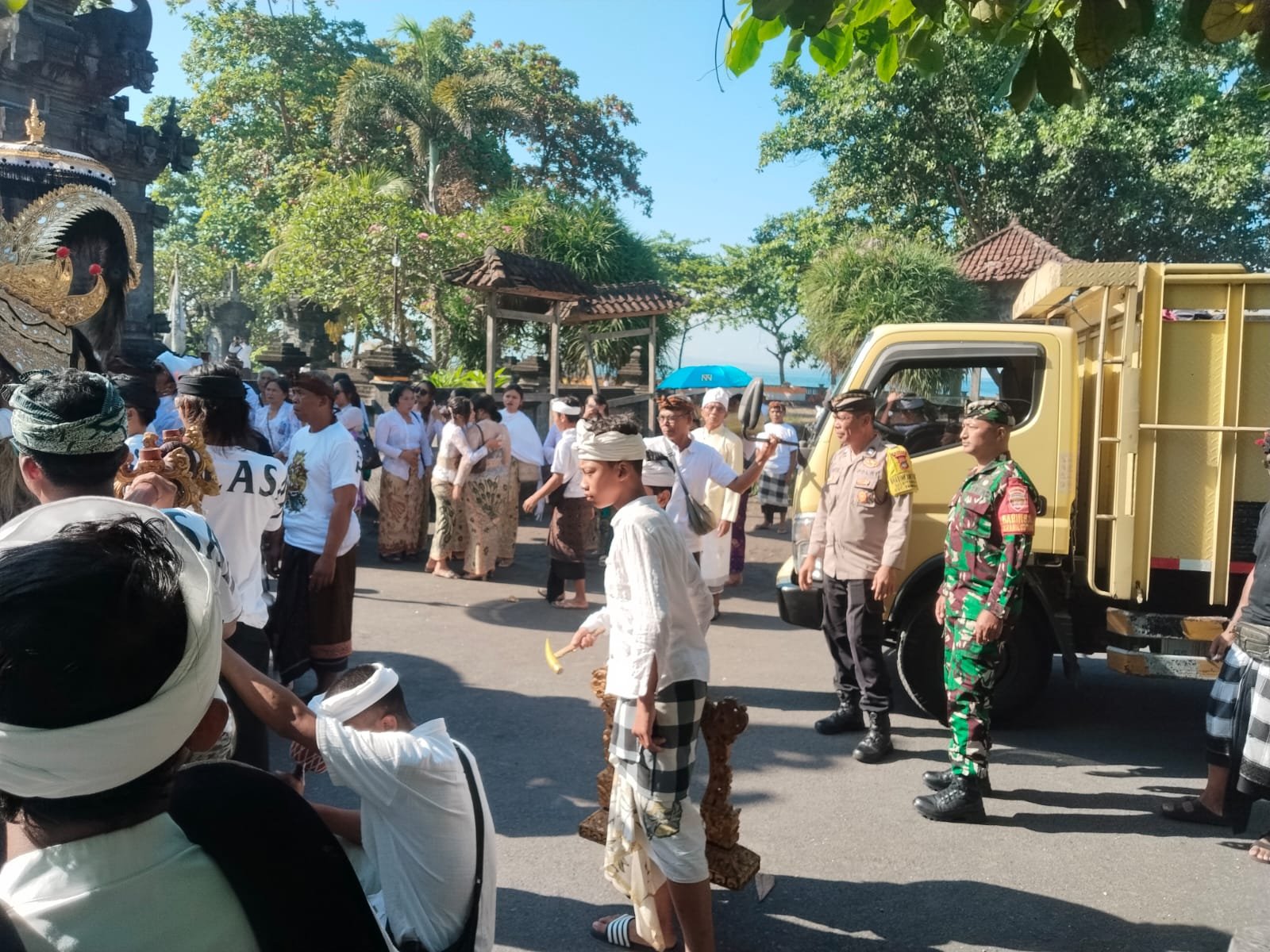 Babinsa Tembuku Bersama Bhabinkamtibmas Kawal dan Amankan Prosesi Melasti ke Segara Watu Klotok.