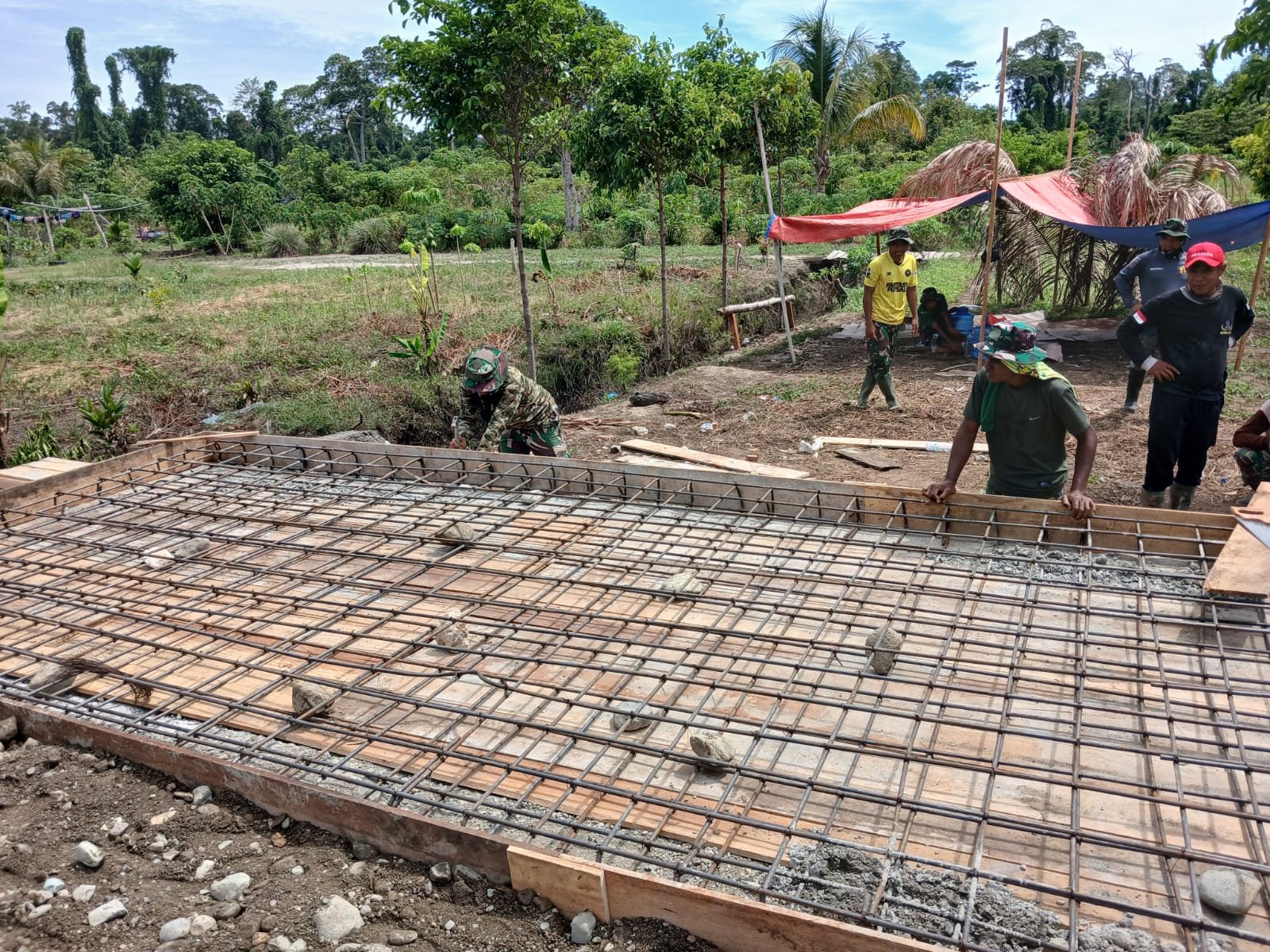 Babinsa Desa Penglumbaran Lakukan Patroli dan Pantau IPAL Dapur MBG