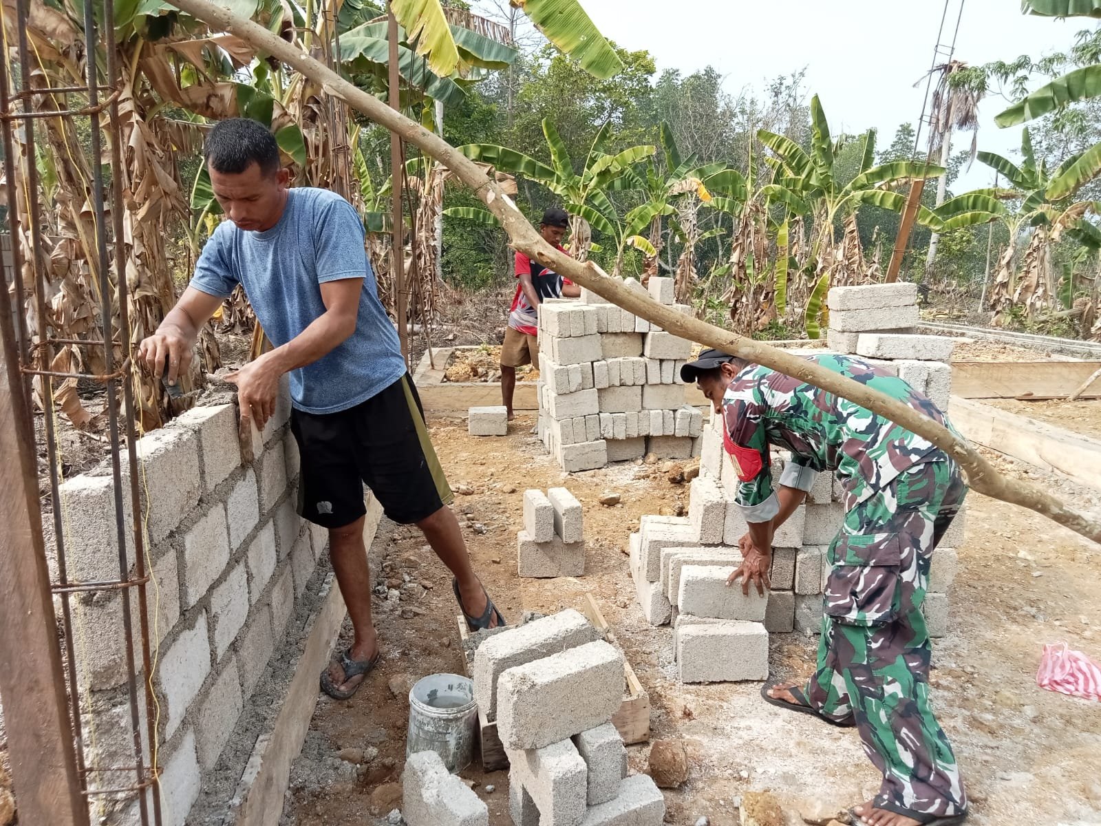 Praka Tehupuring Tunjukkan Dedikasi dalam Proyek Pembangunan Rumah Layak Huni