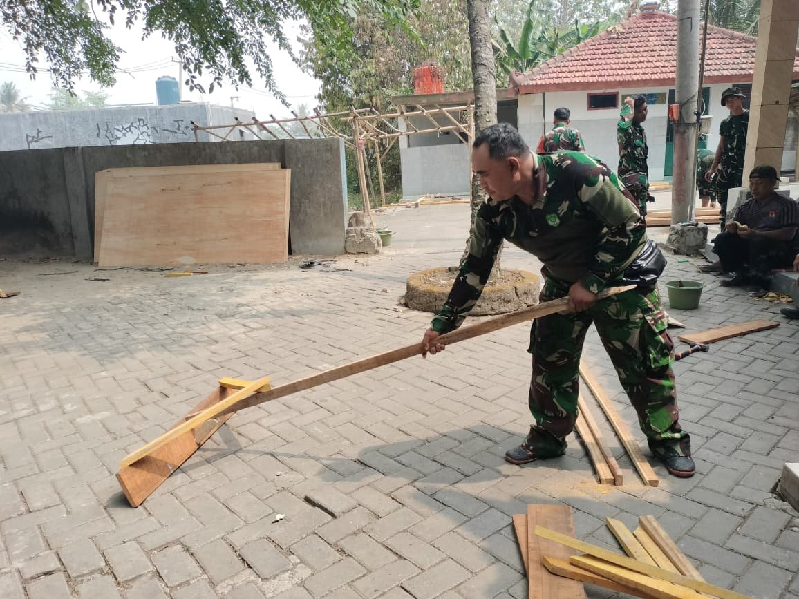 Kreativitas Satgas TMMD ke-130 dalam Mendesain Peralatan untuk Proyek Desa