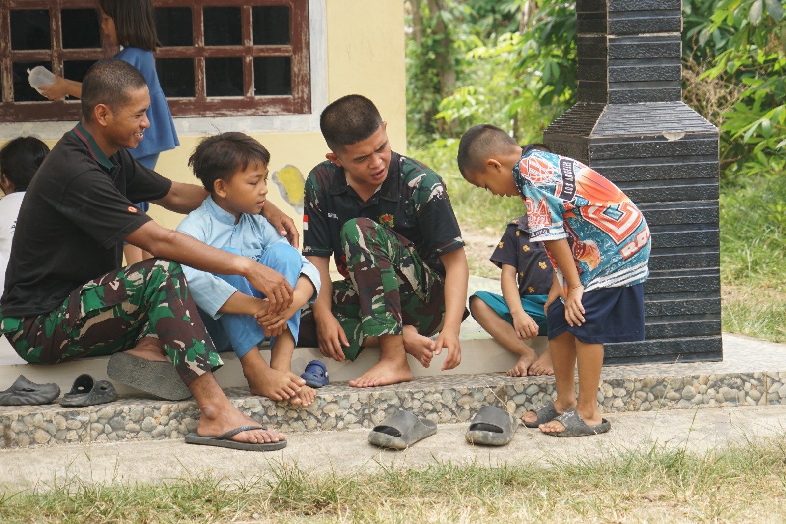 Kehangatan Satgas TMMD Berikan Inspirasi dan Keceriaan Bagi Anak-Anak