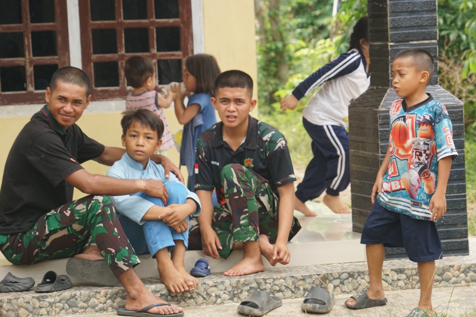 Interaksi Ceria Satgas TMMD ke-130 dengan Anak-Anak di Kandang Limun