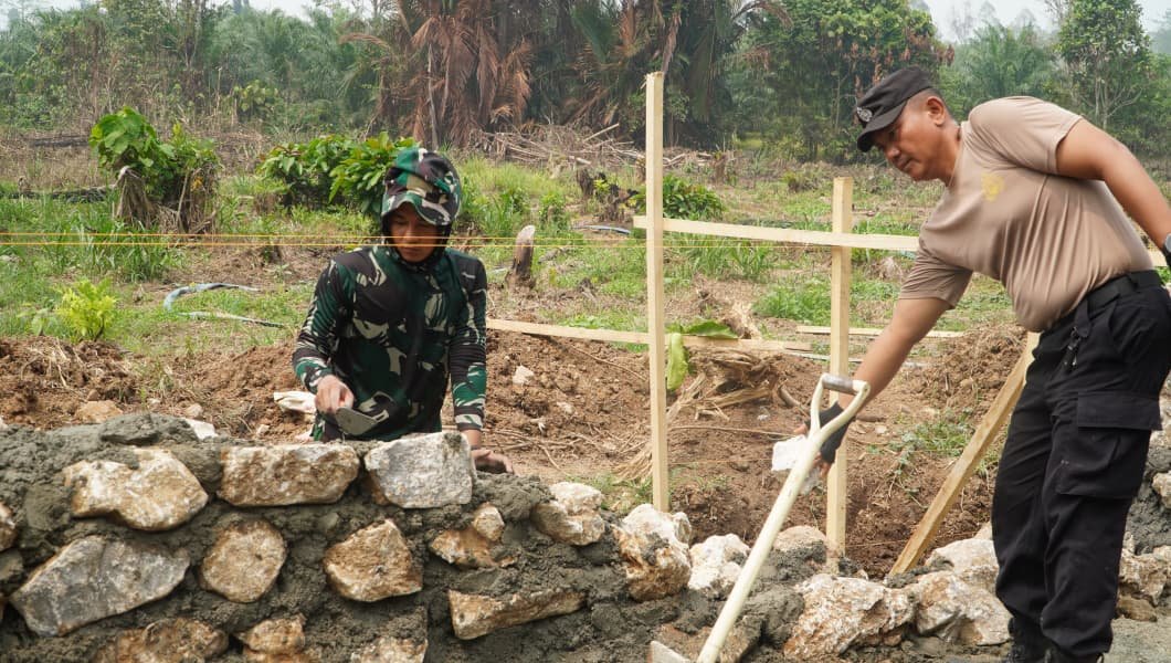 Masyarakat Luwu Timur Bersama TNI-Polri Wujudkan Transformasi Desa melalui TMMD