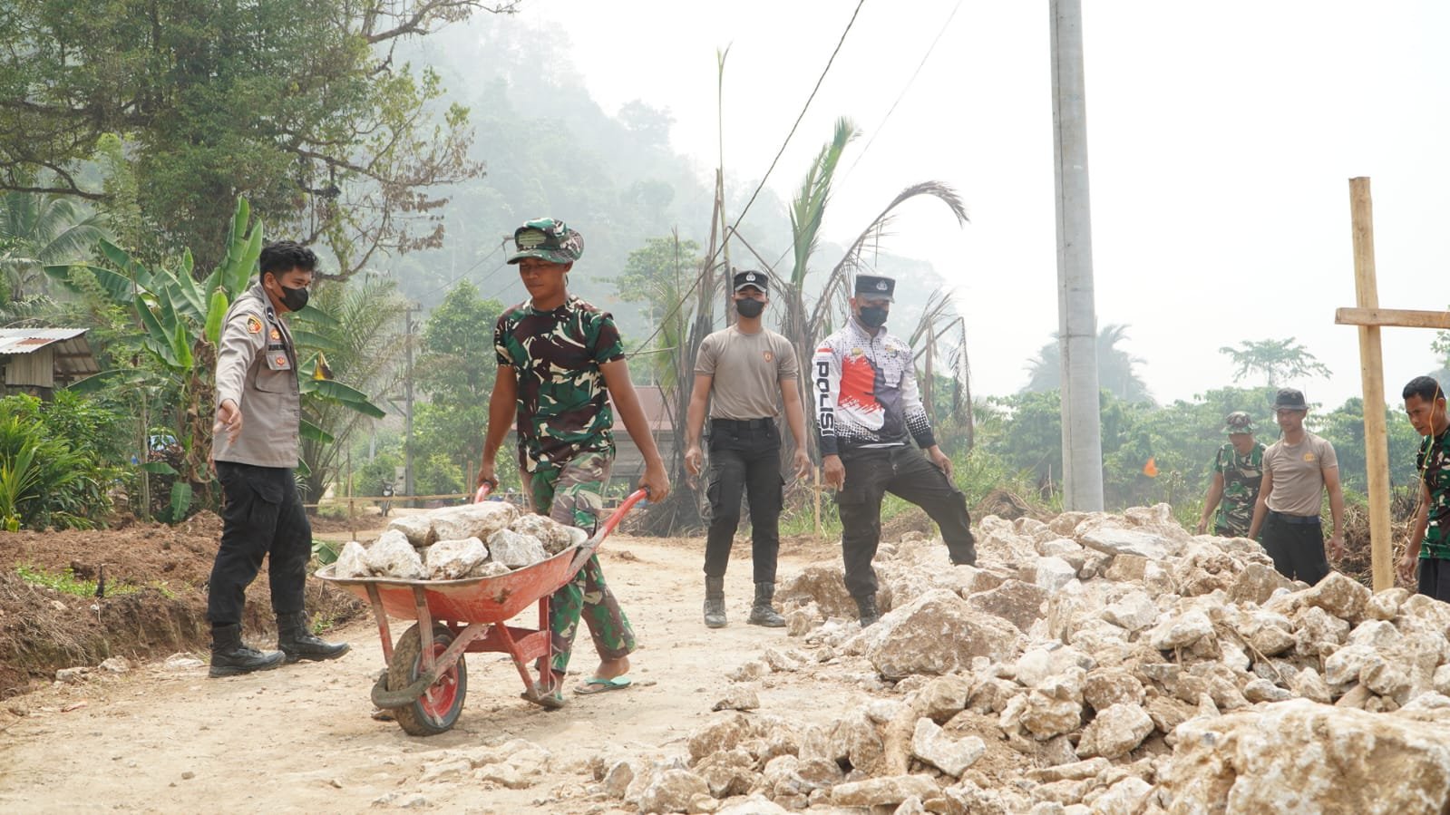Kolaborasi TNI dan Polri Dengan Warga Majukan Pembangunan di Luwu Timur
