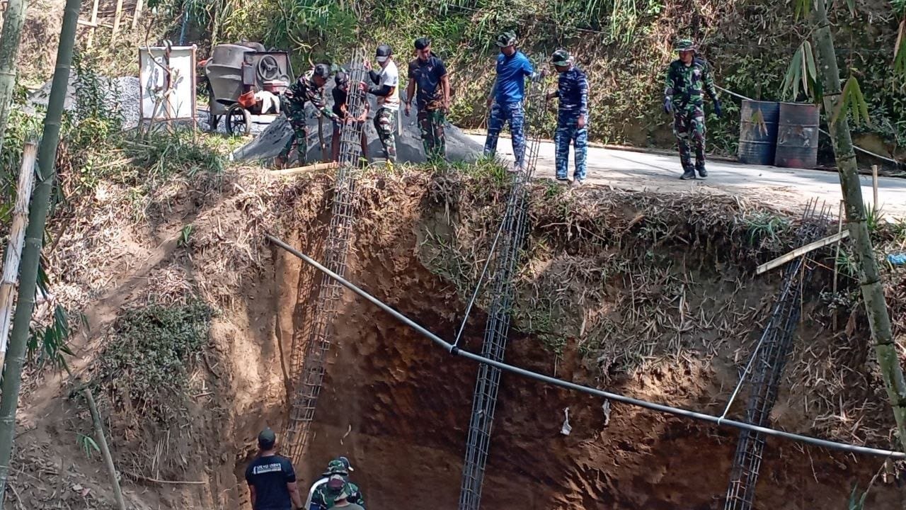 TNI Perkuat Keamanan Lingkungan dengan Pemasangan Struktur Penahan Tanah di Malang