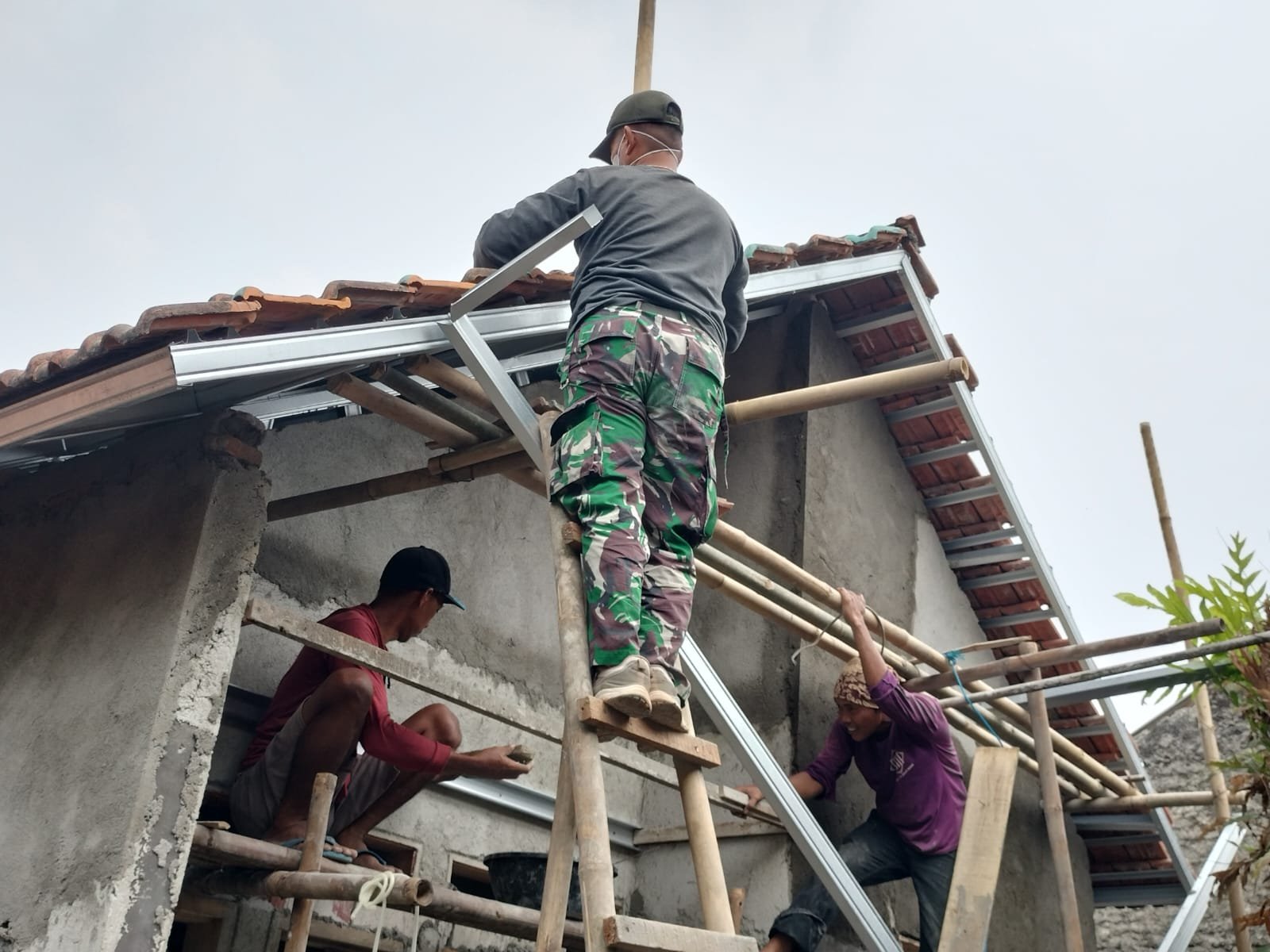 Satgas TMMD TNI Ciptakan Kenyamanan Hunian Baru untuk Bapak M. Syafi’i