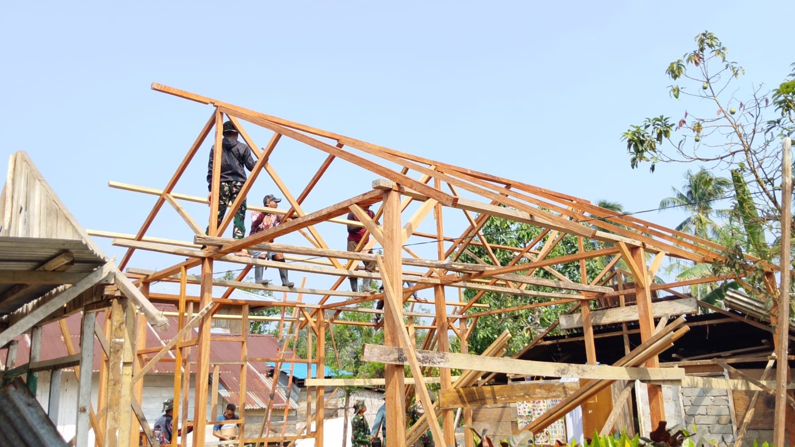 Pemasangan Rangka Atap RTLH Arianto Atan Tanda Kemajuan Proyek di Poso